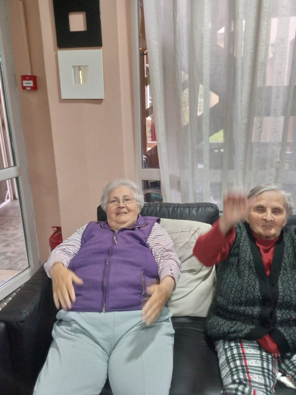 Rezidenți salutând la Moșia Bunicilor